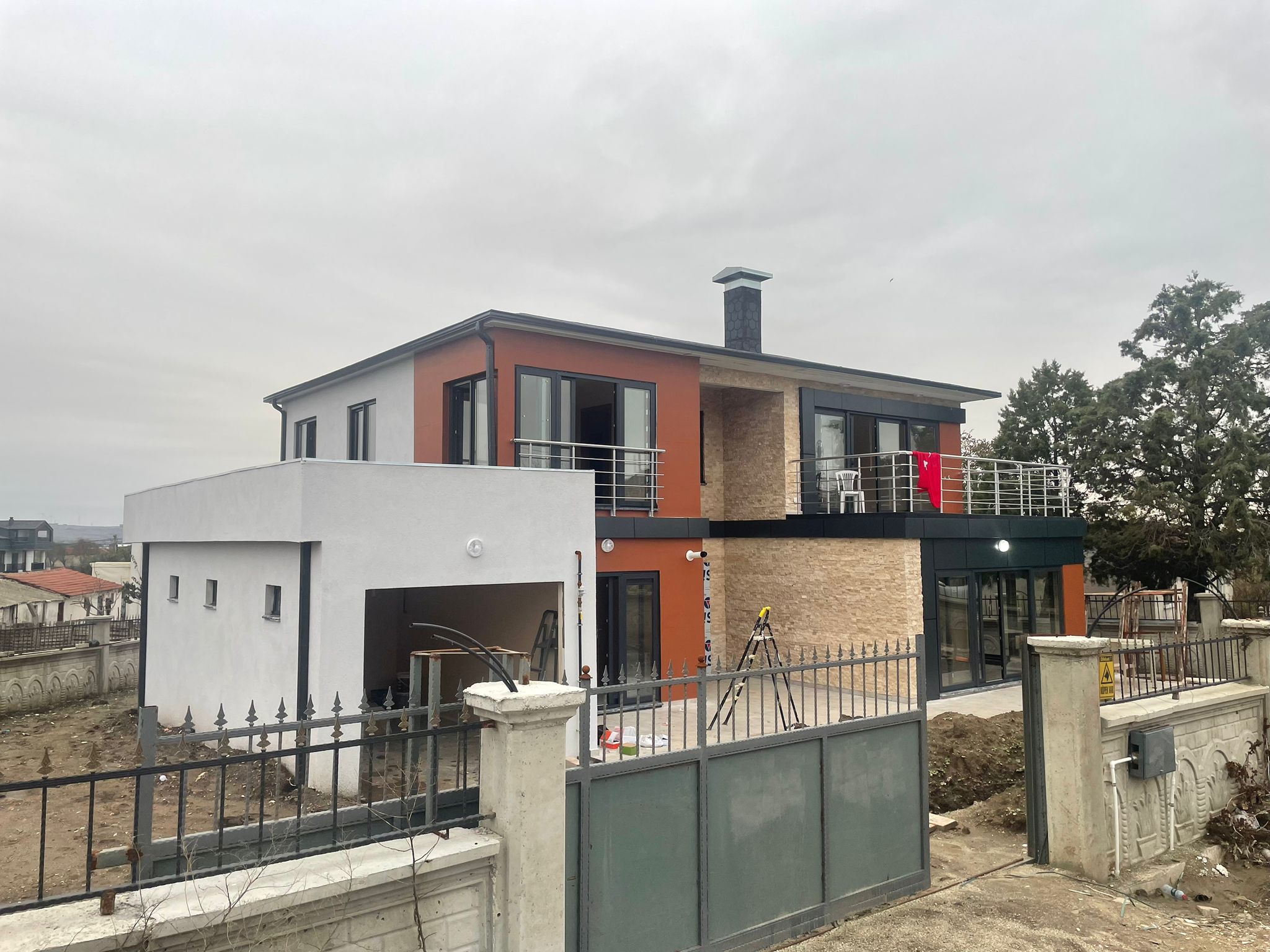 Teslim aşamasındaki 256 m² çift katlı çelik villa